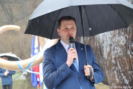 Dobrodošel mamut v Kamniku je dobil svoje mesto bronasti mamut v naravni velikosti, ki stoji v Mamutovem parku (53)